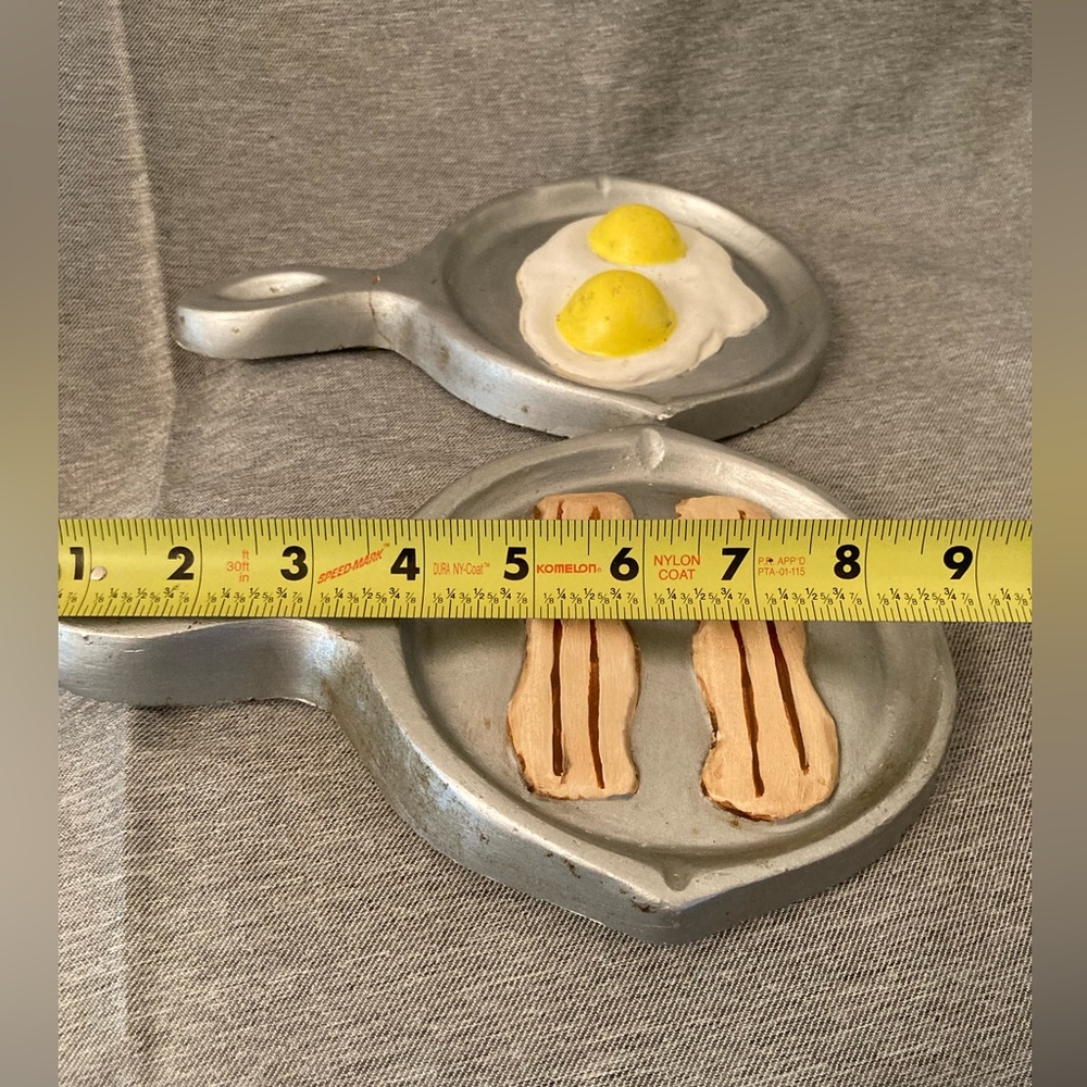 Vintage Kitsch Chalkware Skillet Pair - Eggs and Bacon - Picture 16 of 16